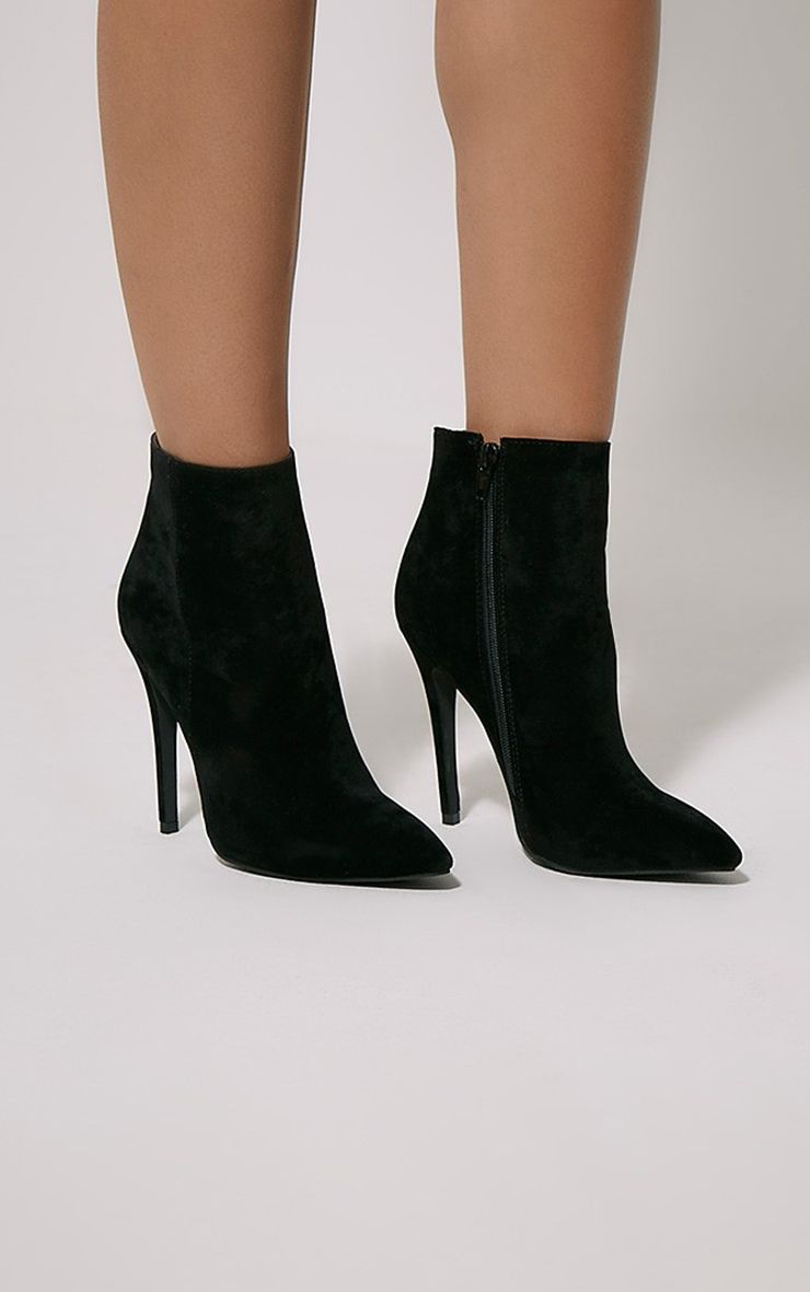 Heeled ankle boots black The undisputed stars of the day-to-night look, ankle boots can be worn with any style, for any occasion. Flat boots range from richly detailed to classic, while heeled boots stand for femininity and sassiness.